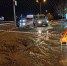 ​Белгородец сторожил опасную яму с грязью и песком до приезда коммунальщиков - Fonar.Tv