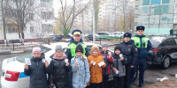 В преддверии Всемирного дня памяти жертв ДТП белгородские автоинспекторы вместе со своими помощниками напомнили водителям о важности соблюдения ПДД - ГИБДД