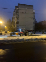 Коммунальные службы противостоят непогоде.