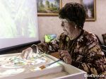 В доме-интернате можно научиться рисовать песком / Фото: Алексей Дацковский