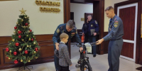 Белгородские спасатели исполнили новогоднюю мечту 5-летнего Егора из Ровеньского района - Сетевое издание Знамя 31