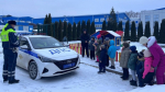 Полицейские рассказали дошкольникам о правилах поведение на дороге зимой.