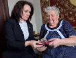 Шебекинские активисты и волонтёры поздравили труженицу тыла Лидию Михайловну Цапкову с получением заслуженной награды