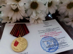Шебекинские активисты и волонтёры поздравили труженицу тыла Лидию Михайловну Цапкову с получением заслуженной награды