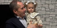 Вячеслав Гладков поздравил с 8 Марта семью девочки, тяжелораненой при обстреле ВСУ 30 декабря - Мир Белогорья