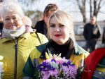 В честь 8 Марта губернатор Гладков вручил цветы работницам Белгорблагоустройства - Изображение 2