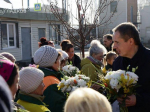В честь 8 Марта губернатор Гладков вручил цветы работницам Белгорблагоустройства - Изображение 3