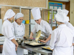 С домашней заботой и ароматом яблок. Вейделевские студенты готовят выпечку для бойцов СВО - Изображение
