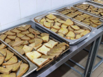 С домашней заботой и ароматом яблок. Вейделевские студенты готовят выпечку для бойцов СВО - Изображение 2