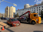 В Белгороде автомобиль колесом угодил в пролом на проезжей части