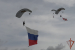 Ко Дню России спецназ Росгвардии совершил парашютное десантирование с российским триколором