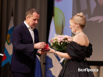 Вячеслав Гладков вручает выпускнице из томаровской школы медаль / Фото: Елена Журавлёва