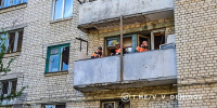 Мэр Белгорода Валентин Демидов встретился с жителями дома, пострадавшего после атаки БПЛА - Belnovosti.Ru