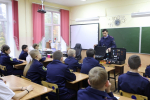 Сотрудник отдела криминалистики рассказал о работе следователя-криминалиста учащимся кадетского класса