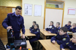 Сотрудник отдела криминалистики рассказал о работе следователя-криминалиста учащимся кадетского класса