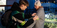 В Белгороде волонтёры раздали светоотражающие ленты для одежды - БелПресса