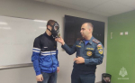 Студентов научили правильно надевать противогаз