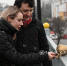 Памятные скульптуры влюбленных установили на мосту смайлов в Белгороде - Комсомольская Правда