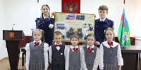 В Белгородской области кадеты и школьники поздравили следователей с 15-летием ведомства - Комсомольская Правда