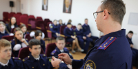 Криминалист ведомства познакомил кадет с криминалистической техникой - Следственный комитет