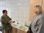 Сегодня в городе Белгороде Жанна Киреева посетила пункты временного размещения для жителей приграничных территорий (ПВР), которые в результате ночной атаки со стороны ВСУ остались без тепла