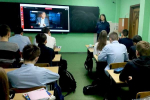 Сотрудник ИЦ-1 проводит беседу со школьниками