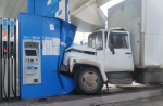Сегодня утром в Белгороде грузовик въехал в автозаправочную станцию