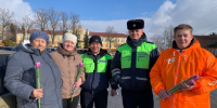 Цветы вместо протоколов🌷: в преддверии 8 Марта сотрудники ракитянской госавтоинспекции подарили тюльпаны женщинам - водителям. - Ракитянский район