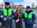 Цветы вместо протоколов🌷: в преддверии 8 Марта сотрудники ракитянской госавтоинспекции подарили тюльпаны женщинам - водителям.