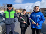 Цветы вместо протоколов🌷: в преддверии 8 Марта сотрудники ракитянской госавтоинспекции подарили тюльпаны женщинам - водителям.