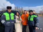 Цветы вместо протоколов🌷: в преддверии 8 Марта сотрудники ракитянской госавтоинспекции подарили тюльпаны женщинам - водителям.