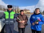 Цветы вместо протоколов🌷: в преддверии 8 Марта сотрудники ракитянской госавтоинспекции подарили тюльпаны женщинам - водителям.
