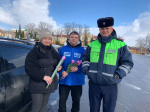 Цветы вместо протоколов🌷: в преддверии 8 Марта сотрудники ракитянской госавтоинспекции подарили тюльпаны женщинам - водителям.