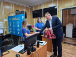 Заместитель главы Ракитянского округа по строительству, транспорту, ЖКХ и муниципальной собственности Дмитрий Гречихин поздравил с 8 марта женщин, которые встречают этот праздник на рабочем месте.