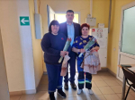 Заместитель главы Ракитянского округа по строительству, транспорту, ЖКХ и муниципальной собственности Дмитрий Гречихин поздравил с 8 марта женщин, которые встречают этот праздник на рабочем месте.