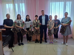 Заместитель главы Ракитянского округа по строительству, транспорту, ЖКХ и муниципальной собственности Дмитрий Гречихин поздравил с 8 марта женщин, которые встречают этот праздник на рабочем месте.