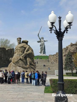 скульптура солдата символично закрывает собой «Родину‑мать» / Фото: Анна Емельянова