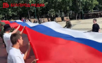 В белгородском Центральном парке им. Ленина развернули 30-метровый триколор