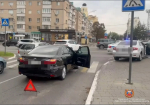 В Белгороде на перекрестке столкнулись две «Тойоты», одна из них сбила пенсионера на пешеходном переходе